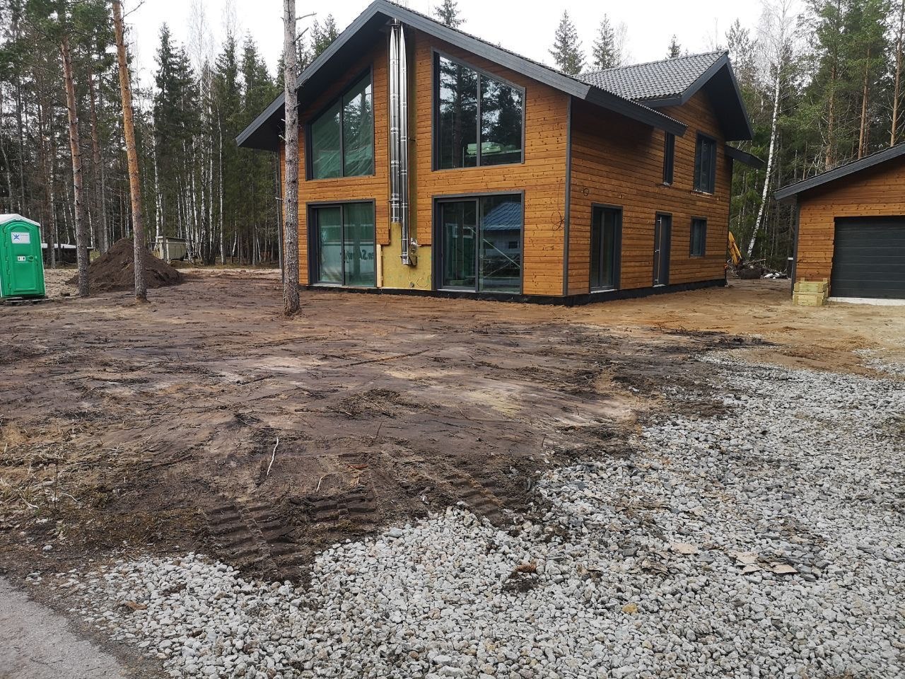 Viilkatusega puitmaja metsas