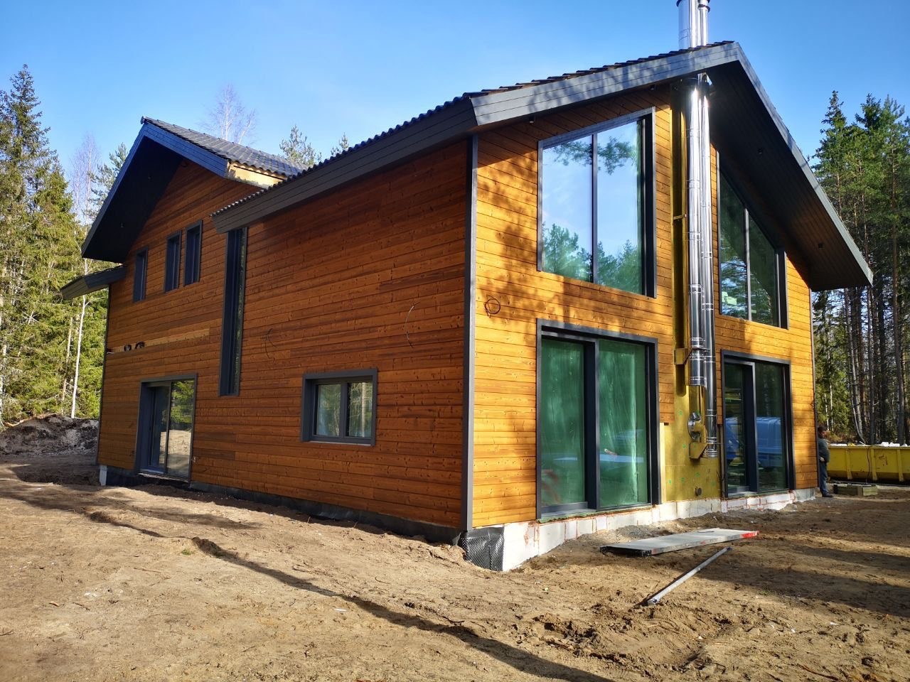 Viilkatusega puitmaja metsas