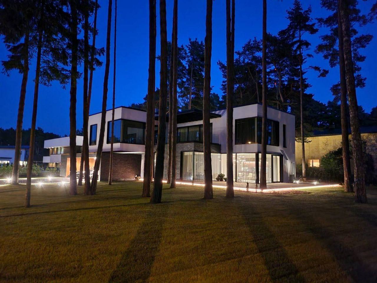 Moodne villa männimetsas
