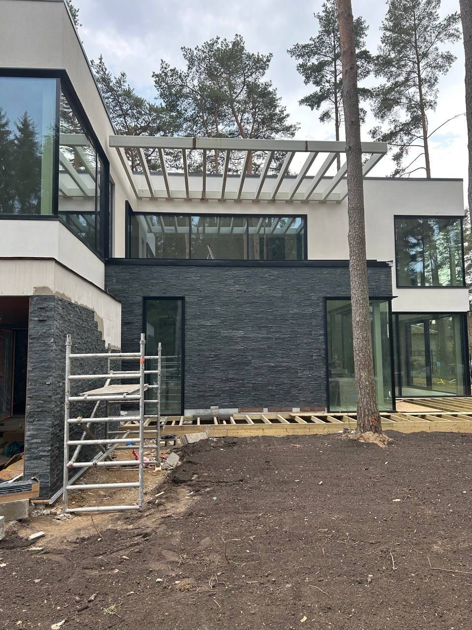 Moodne villa männimetsas