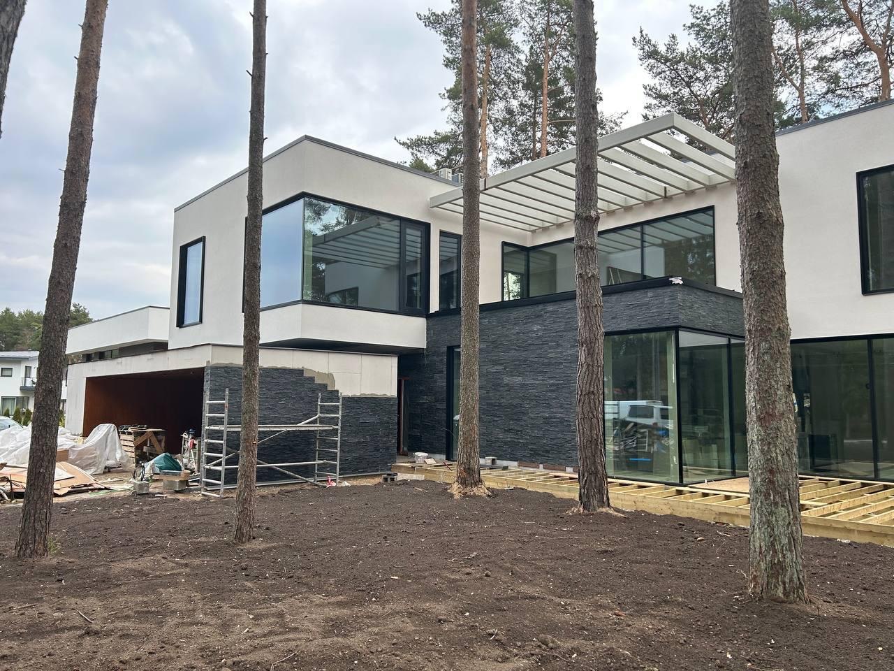 Moodne villa männimetsas