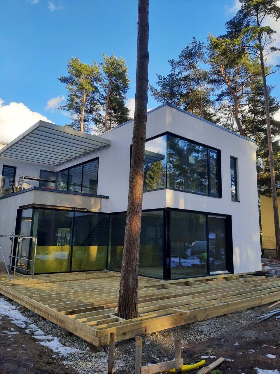 Moodne villa männimetsas